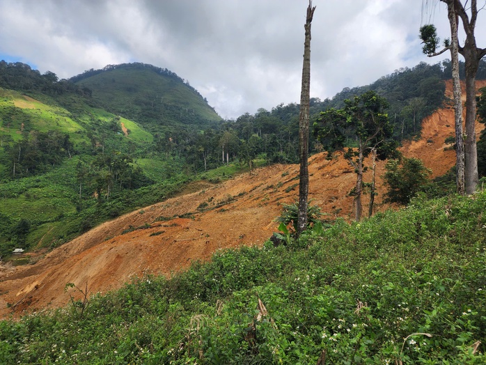 Sạt lở kinh hoàng ở vùng cao Đà Nẵng, 7 người mất liên lạc - Ảnh 2.