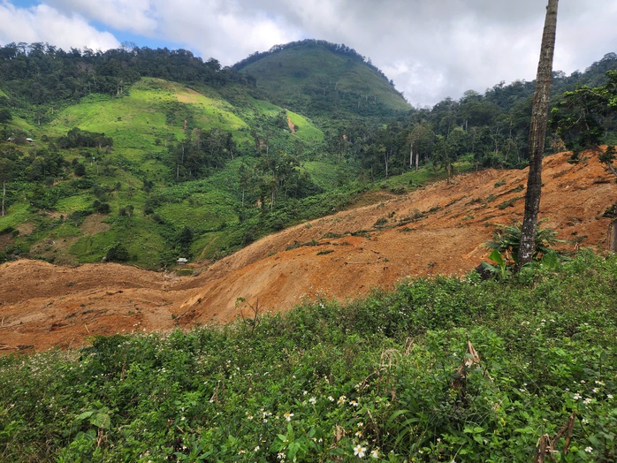 Sạt lở kinh hoàng ở vùng cao Đà Nẵng, 7 người mất liên lạc - Ảnh 1.