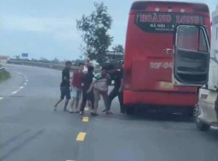 Xe khách và xe container dừng lại giữa đường, người trên xe lao xuống đánh nhau - Ảnh 1.