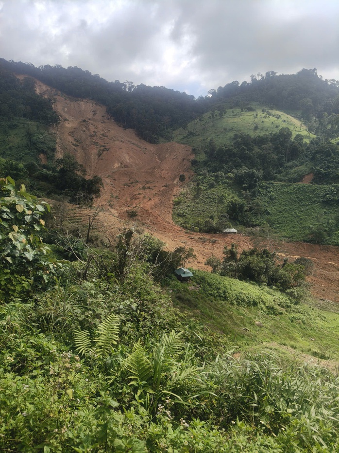 Sạt lở kinh hoàng ở Đà Nẵng: Dùng flycam, chó nghiệp vụ tìm người mất tích - Ảnh 1. Sạt lở kinh hoàng ở Đà Nẵng: Dùng flycam, chó nghiệp vụ tìm người mất tích - Ảnh 1.