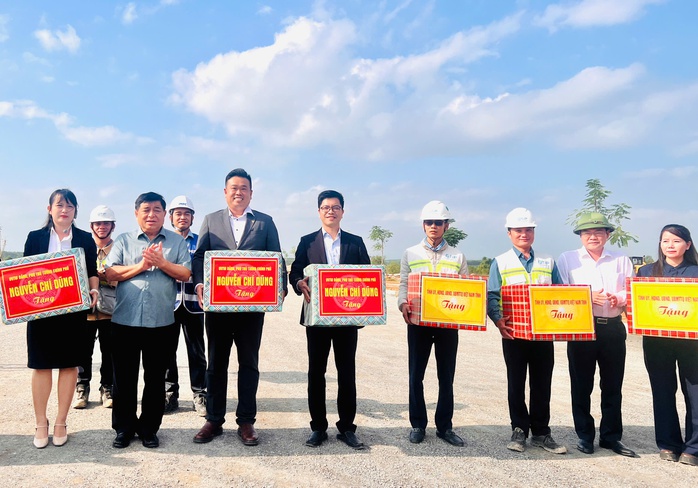 Phó Thủ tướng Nguyễn Chí Dũng kiểm tra tiến độ dự án trọng điểm ở Quảng Trị - Ảnh 2.