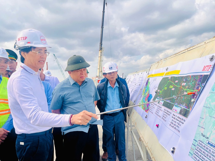 Phó Thủ tướng Nguyễn Chí Dũng kiểm tra tiến độ dự án trọng điểm ở Quảng Trị - Ảnh 1.