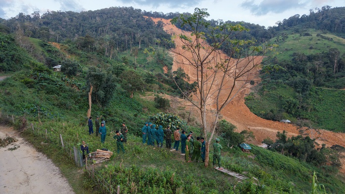Toàn cảnh vụ sạt lở nghi vùi lấp 3 người ở Đà Nẵng nhìn từ flycam - Ảnh 6.