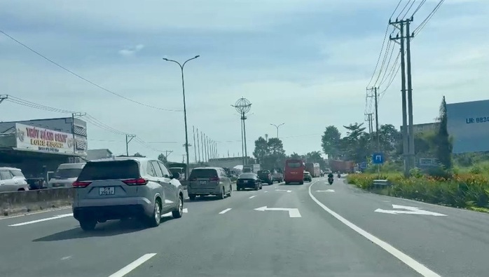 Nhiều tài xế vẫn lúng túng với quy định giao thông mới trên Quốc lộ 51 - Ảnh 1.