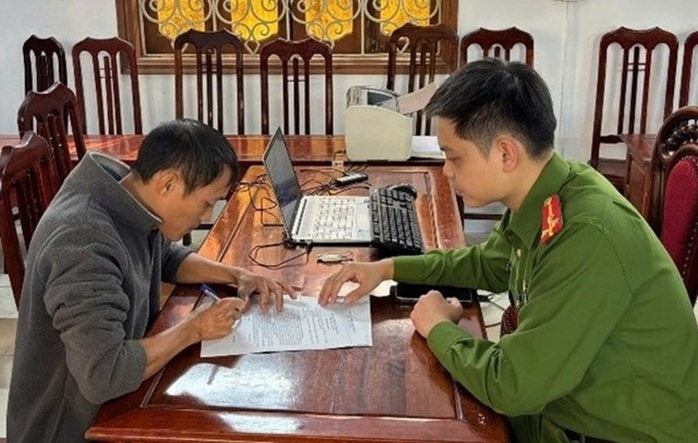 Gây rối, tát cán bộ tòa án, 3 người đàn ông bị khởi tố - Ảnh 1.