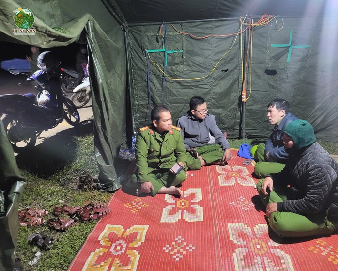 Sạt lở kinh hoàng ở Đà Nẵng: "Về đi em, con đang khát sữa"! - Ảnh 2.