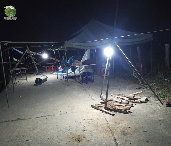 Sạt lở kinh hoàng ở Đà Nẵng: "Về đi em, con đang khát sữa"! - Ảnh 1.