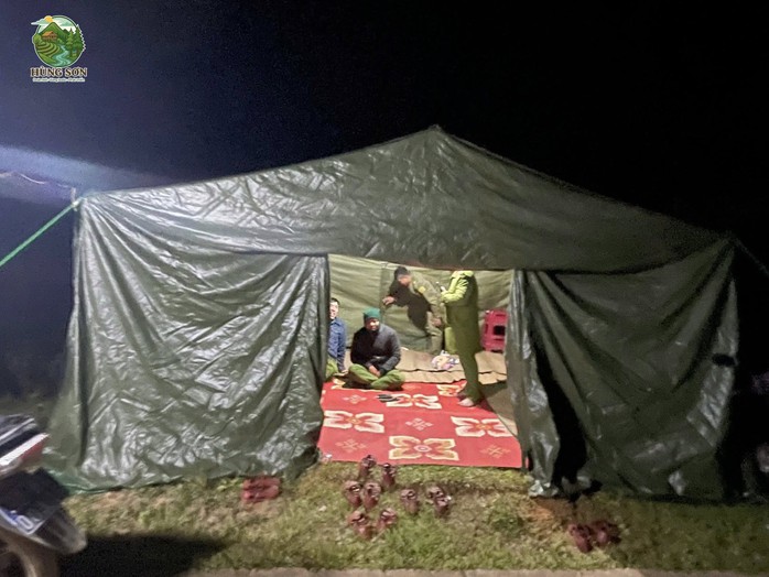 Sạt lở kinh hoàng ở Đà Nẵng: "Về đi em, con đang khát sữa"! - Ảnh 3.