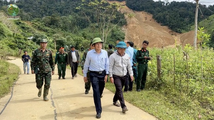 Mưa lớn tạm dừng tìm kiếm 3 nạn nhân mất tích do sạt lở núi ở Đà Nẵng - Ảnh 4. Mưa lớn tạm dừng tìm kiếm 3 nạn nhân mất tích do sạt lở núi ở Đà Nẵng - Ảnh 4.