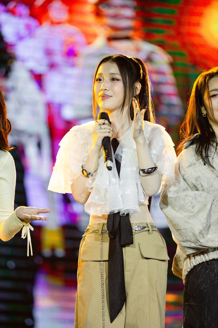 Cô gái Hàn Quốc Han Sara bật khóc - Ảnh 2.