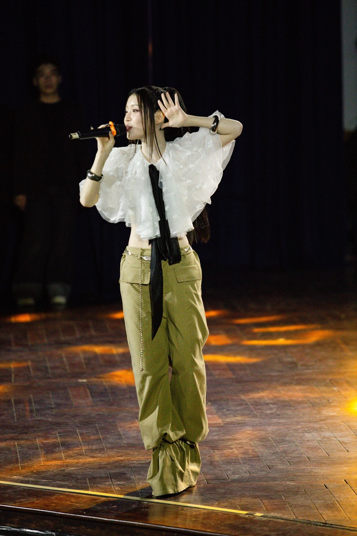 Cô gái Hàn Quốc Han Sara bật khóc - Ảnh 1.