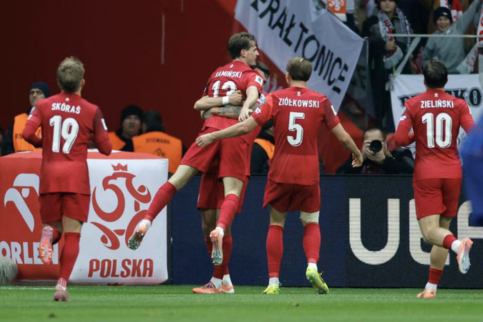 "Lốc da cam" Hà Lan chạm tay vé World Cup, Ba Lan hết mơ mộng - Ảnh 2.