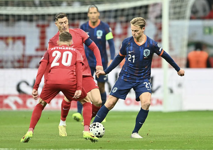 "Lốc da cam" Hà Lan chạm tay vé World Cup, Ba Lan hết mơ mộng - Ảnh 1.