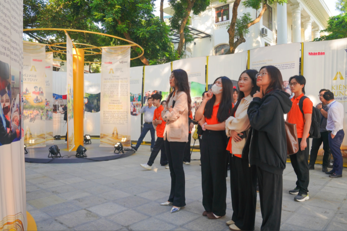 Khai mạc Triển lãm "Hành động vì Cộng đồng 2025" - Ảnh 2.