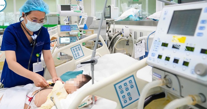 Trẻ uống nhầm dầu thắp đèn, bác sĩ cảnh báo sai lầm sơ cứu - Ảnh 1.