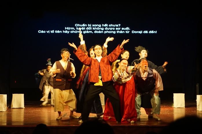 Nghệ sĩ Hàn Quốc diễn kịch hài dân gian, khán giả và nghệ sĩ TP HCM thích thú - Ảnh 5.