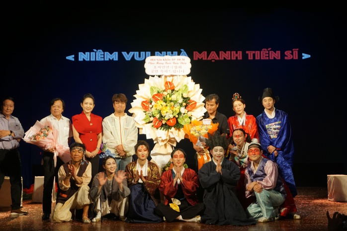 Nghệ sĩ Hàn Quốc diễn kịch hài dân gian, khán giả và nghệ sĩ TP HCM thích thú - Ảnh 1.