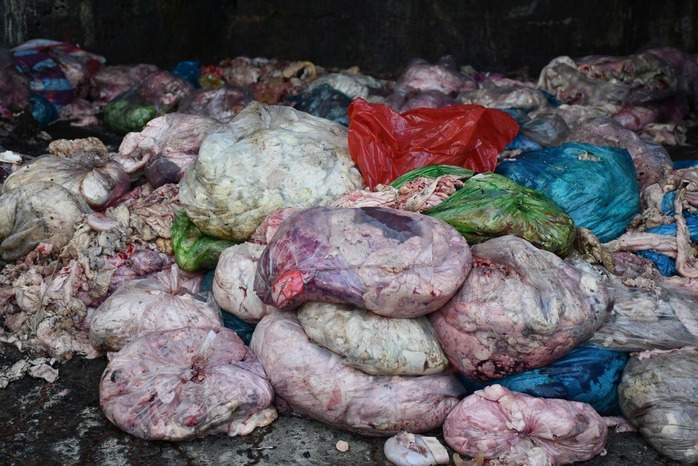 Công an Đà Nẵng phát hiện cơ sở chế biến mỡ động vật trái phép trong nghĩa trang - Ảnh 2.