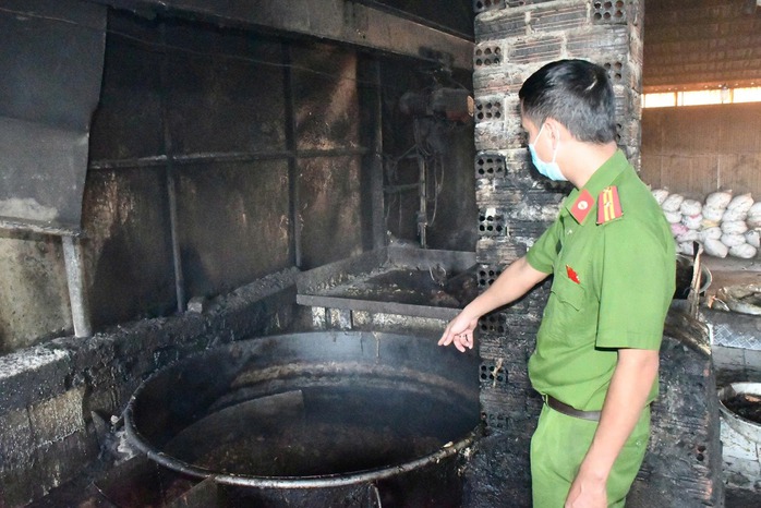 Công an Đà Nẵng phát hiện cơ sở chế biến mỡ động vật trái phép trong nghĩa trang - Ảnh 3.