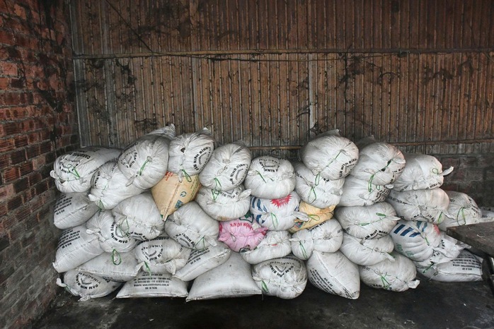 Công an Đà Nẵng phát hiện cơ sở chế biến mỡ động vật trái phép trong nghĩa trang - Ảnh 7.