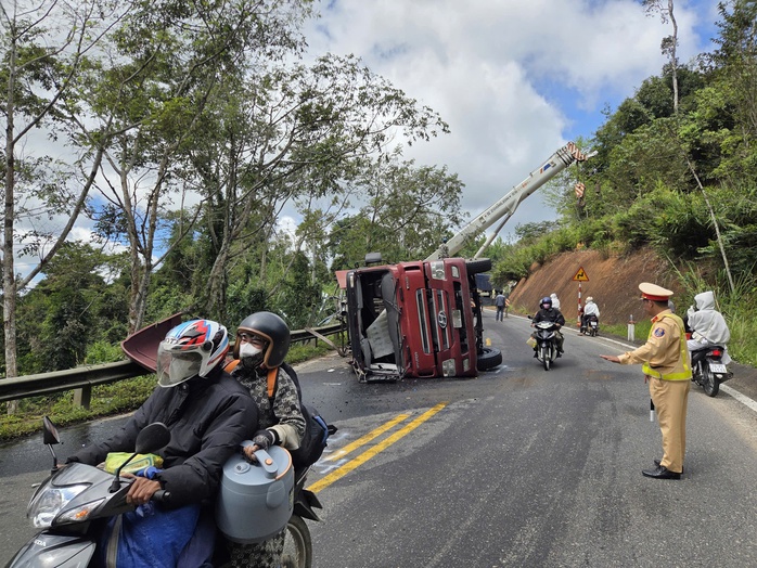 Xe đầu kéo gặp nạn trên đèo Măng Đen, Quốc lộ 24 ách tắc - Ảnh 1.