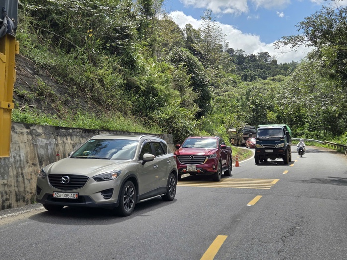 Xe đầu kéo gặp nạn trên đèo Măng Đen, Quốc lộ 24 ách tắc - Ảnh 2.