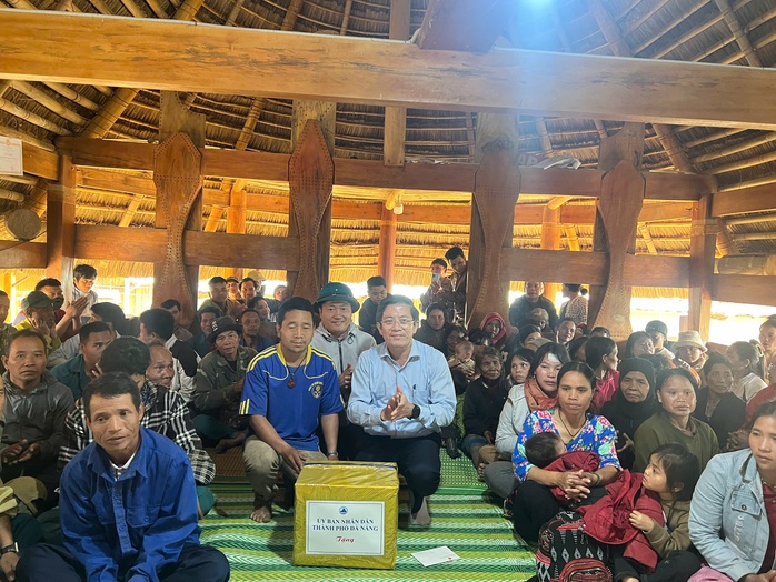 Lãnh đạo TP Đà Nẵng đến hiện trường vụ sạt lở núi kinh hoàng, động viên người dân - Ảnh 7. Lãnh đạo TP Đà Nẵng đến hiện trường vụ sạt lở núi kinh hoàng, động viên người dân - Ảnh 7.