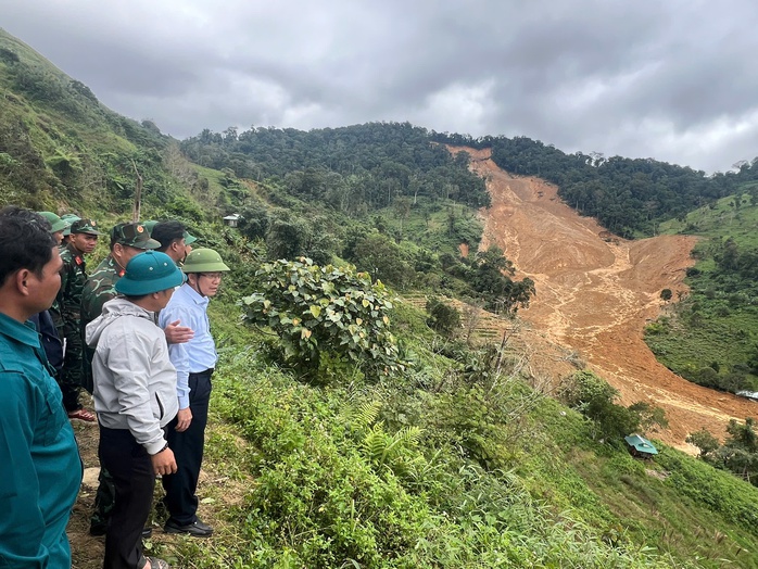 Lãnh đạo TP Đà Nẵng đến hiện trường vụ sạt lở núi kinh hoàng, động viên người dân - Ảnh 3. Lãnh đạo TP Đà Nẵng đến hiện trường vụ sạt lở núi kinh hoàng, động viên người dân - Ảnh 3.