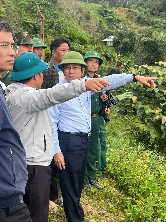 Lãnh đạo TP Đà Nẵng đến hiện trường vụ sạt lở núi kinh hoàng, động viên người dân - Ảnh 1. Lãnh đạo TP Đà Nẵng đến hiện trường vụ sạt lở núi kinh hoàng, động viên người dân - Ảnh 1.