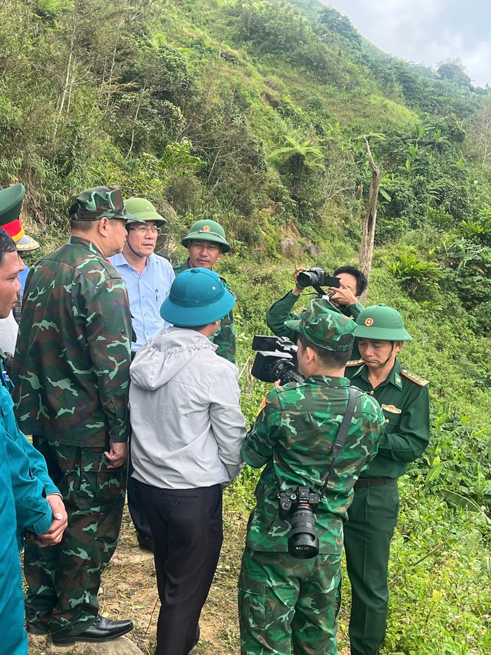 Lãnh đạo TP Đà Nẵng đến hiện trường vụ sạt lở núi kinh hoàng, động viên người dân - Ảnh 4. Lãnh đạo TP Đà Nẵng đến hiện trường vụ sạt lở núi kinh hoàng, động viên người dân - Ảnh 4.