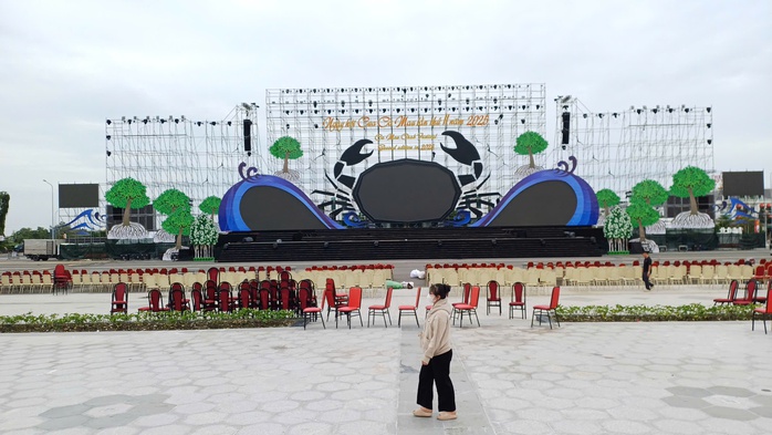 CLIP: Cận cảnh tôm sú "khổng lồ" tại "Ngày hội cua Cà Mau" - Ảnh 1.