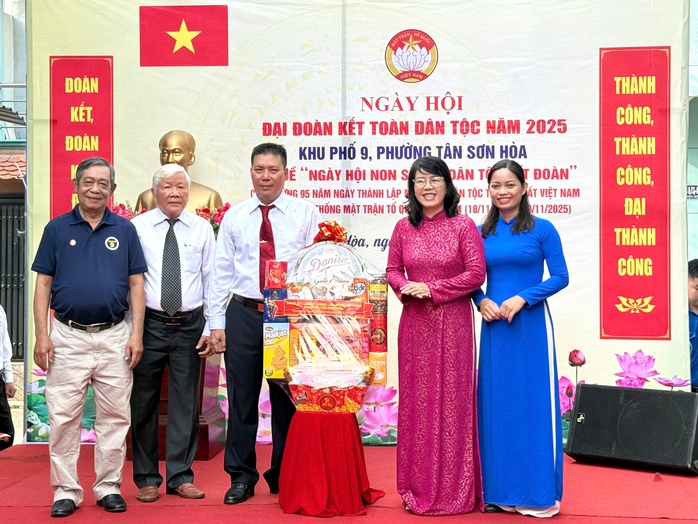 200 lá cờ Tổ quốc được trao trong Ngày hội Đại đoàn kết toàn dân tộc tại phường Tân Sơn Hòa - Ảnh 3.