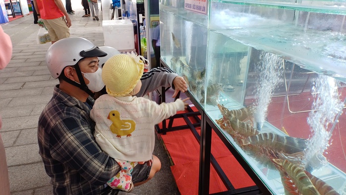 CLIP: Cận cảnh tôm sú "khổng lồ" tại "Ngày hội cua Cà Mau" - Ảnh 11.