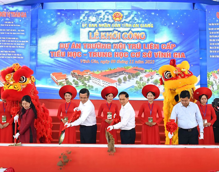 DỰNG TRƯỜNG, XÂY ĐIỂM TỰA BIÊN CƯƠNG (*): Nâng bước trẻ vùng biên - Ảnh 1. DỰNG TRƯỜNG, XÂY ĐIỂM TỰA BIÊN CƯƠNG (*): Nâng bước trẻ vùng biên - Ảnh 1.