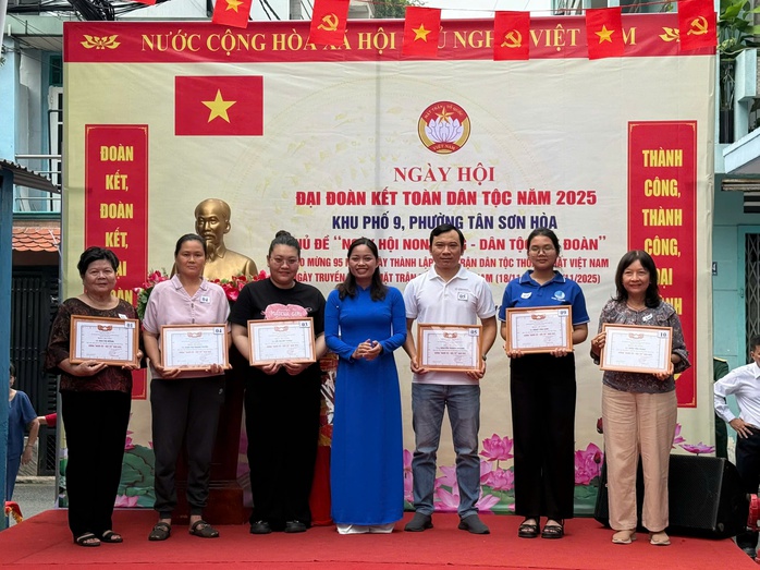 200 lá cờ Tổ quốc được trao trong Ngày hội Đại đoàn kết toàn dân tộc tại phường Tân Sơn Hòa - Ảnh 9.