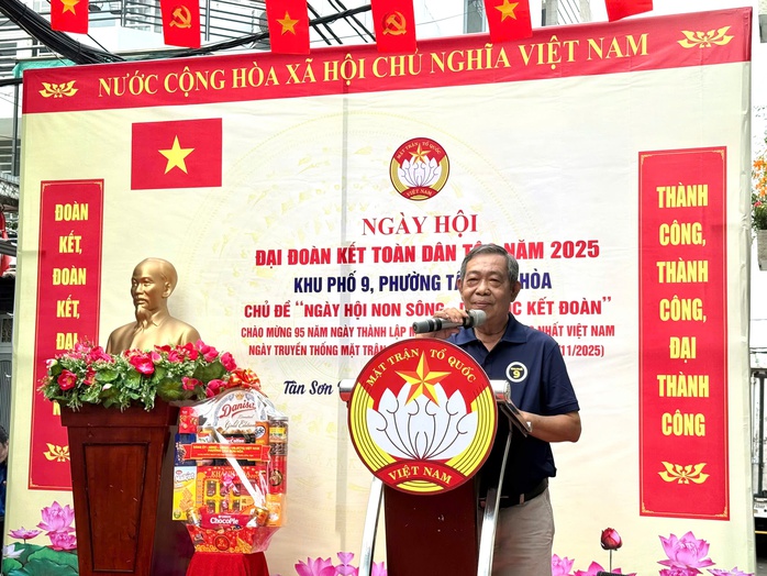 200 lá cờ Tổ quốc được trao trong Ngày hội Đại đoàn kết toàn dân tộc tại phường Tân Sơn Hòa - Ảnh 5.