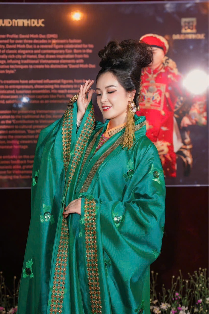 Vẻ đẹp chuẩn mực của áo dài trên phố cổ Hà Nội - Ảnh 3.