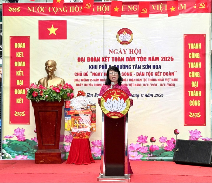 200 lá cờ Tổ quốc được trao trong Ngày hội Đại đoàn kết toàn dân tộc tại phường Tân Sơn Hòa - Ảnh 4.