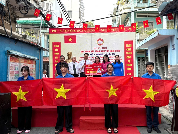 200 lá cờ Tổ quốc được trao trong Ngày hội Đại đoàn kết toàn dân tộc tại phường Tân Sơn Hòa - Ảnh 6.