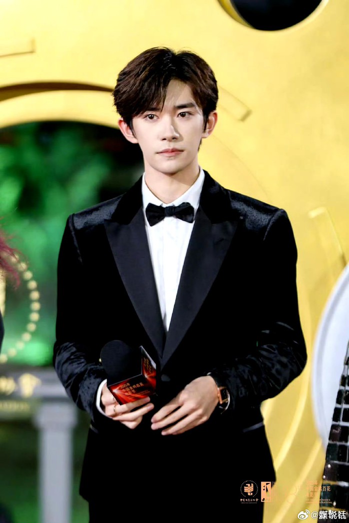 Mỹ nam Dịch Dương Thiên Tỉ thành "ảnh đế" Kim Kê trẻ nhất - Ảnh 2.