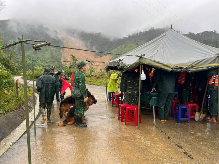 Mưa lớn tạm dừng tìm kiếm 3 nạn nhân mất tích do sạt lở núi ở Đà Nẵng - Ảnh 1. Mưa lớn tạm dừng tìm kiếm 3 nạn nhân mất tích do sạt lở núi ở Đà Nẵng - Ảnh 1.
