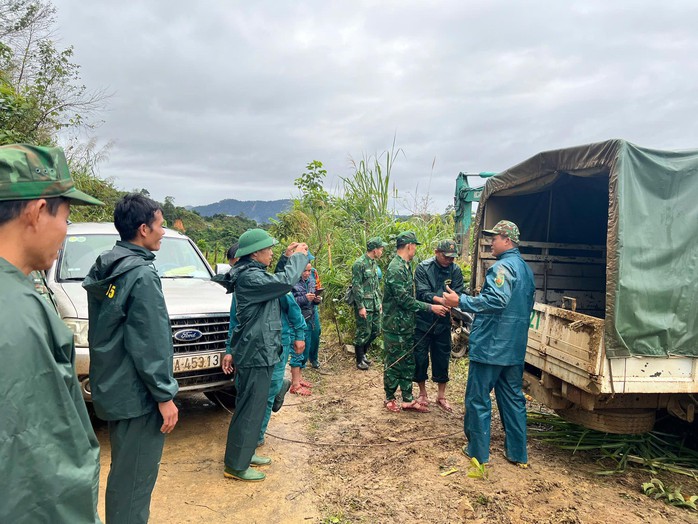 Mưa lớn tạm dừng tìm kiếm 3 nạn nhân mất tích do sạt lở núi ở Đà Nẵng - Ảnh 3. Mưa lớn tạm dừng tìm kiếm 3 nạn nhân mất tích do sạt lở núi ở Đà Nẵng - Ảnh 3.