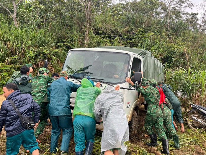 Mưa lớn tạm dừng tìm kiếm 3 nạn nhân mất tích do sạt lở núi ở Đà Nẵng - Ảnh 2. Mưa lớn tạm dừng tìm kiếm 3 nạn nhân mất tích do sạt lở núi ở Đà Nẵng - Ảnh 2.