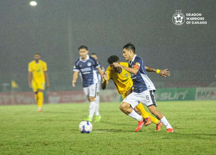 Clip: Đặng Anh Tuấn ghi bàn như huyền thoại Maradona, giúp CLB Đà Nẵng lọt tứ kết Cúp Quốc gia - Ảnh 1.