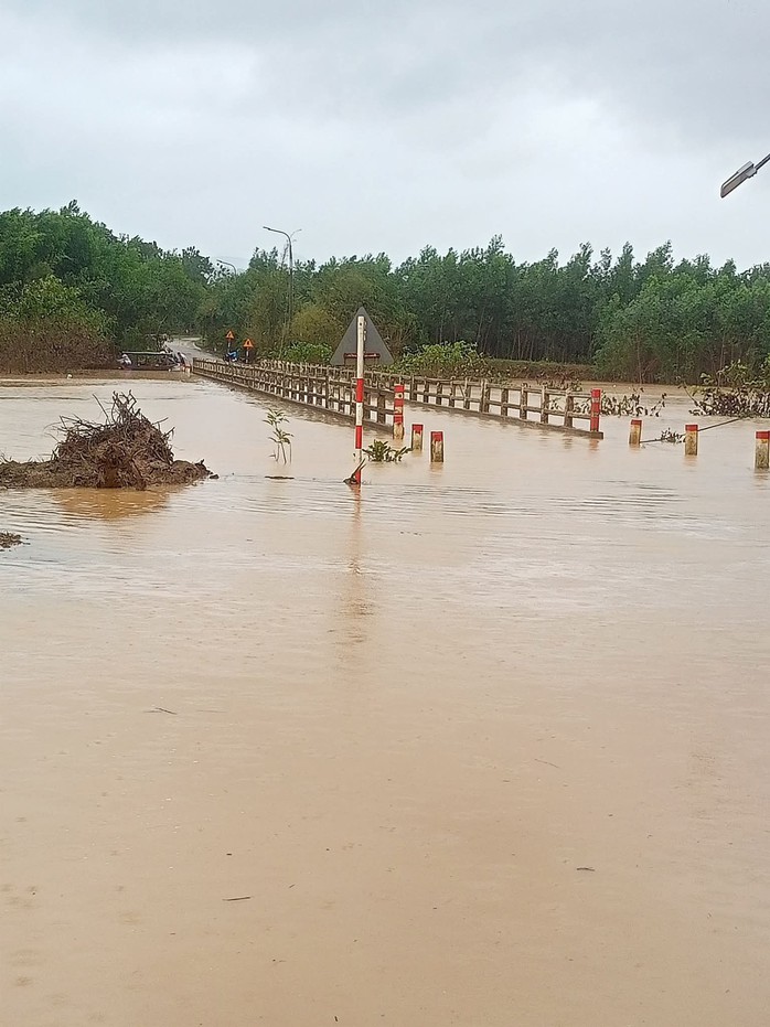 Mưa to, nhiều thủy điện ở Đà Nẵng xả điều tiết với lưu lượng lớn - Ảnh 1. Mưa to, nhiều thủy điện ở Đà Nẵng xả điều tiết với lưu lượng lớn - Ảnh 1.