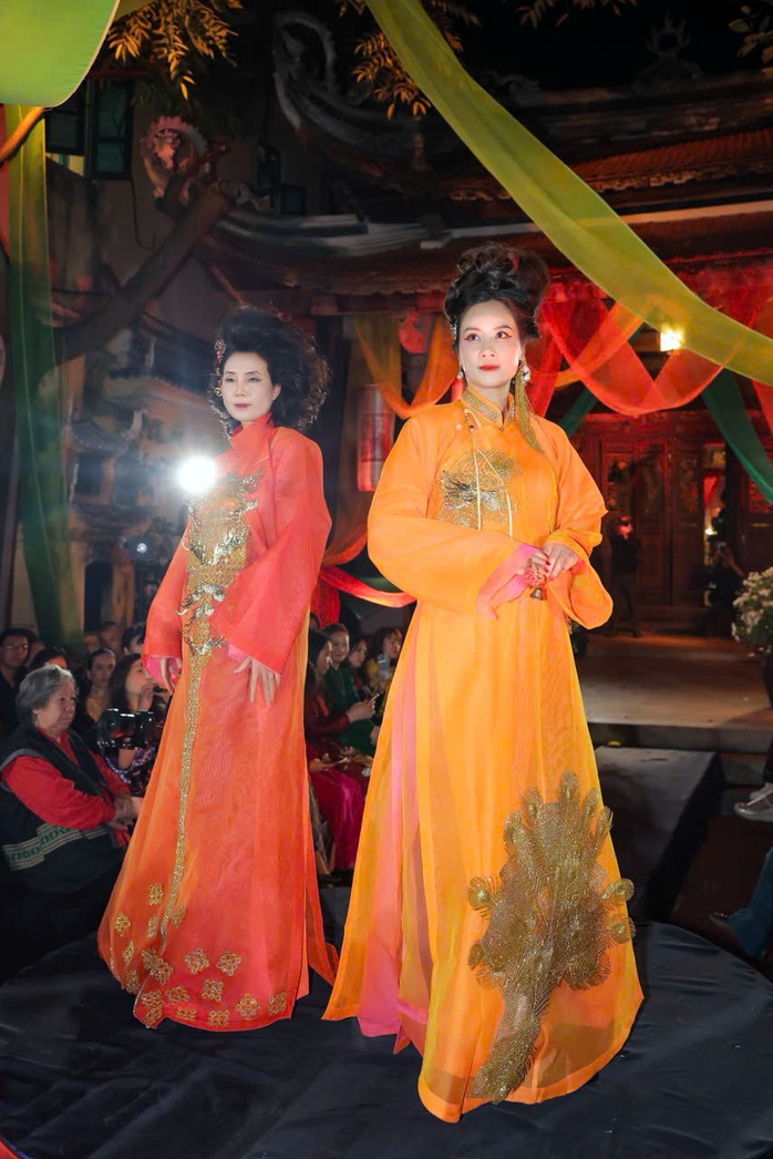 Vẻ đẹp chuẩn mực của áo dài trên phố cổ Hà Nội - Ảnh 2.