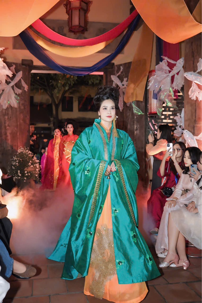 Vẻ đẹp chuẩn mực của áo dài trên phố cổ Hà Nội - Ảnh 1.