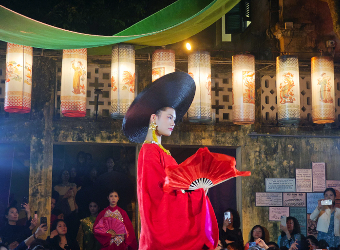 Vẻ đẹp chuẩn mực của áo dài trên phố cổ Hà Nội - Ảnh 6.