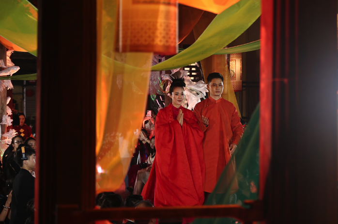 Vẻ đẹp chuẩn mực của áo dài trên phố cổ Hà Nội - Ảnh 5.