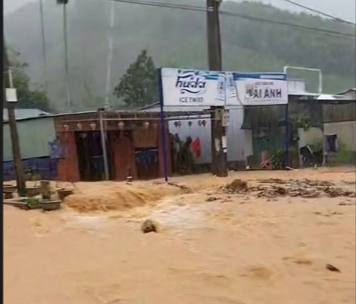 Thuỷ điện Hương Điền tăng lưu lượng xả lũ trong vòng một giờ tới - Ảnh 2.